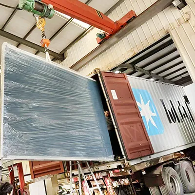 Duas máquinas de espuma carregadas em contêineres no mesmo dia